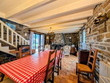 Maison traditionnelle en pierre avec dépendances dans hameau à LANVEOC (29)