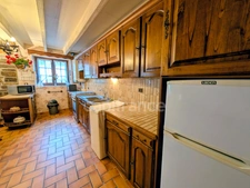 Maison traditionnelle en pierre avec dépendances dans hameau à LANVEOC (29)