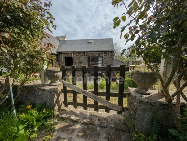 Maison traditionnelle en pierre avec dépendances dans hameau à LANVEOC (29)