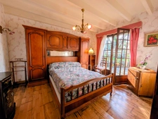 Maison traditionnelle en pierre avec dépendances dans hameau à LANVEOC (29)