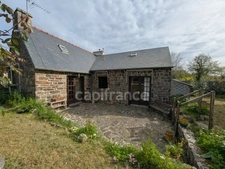 Maison traditionnelle en pierre avec dépendances dans hameau à LANVEOC (29)