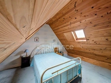 Maison traditionnelle en pierre avec dépendances dans hameau à LANVEOC (29)