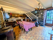 Maison traditionnelle en pierre avec dépendances dans hameau à LANVEOC (29)