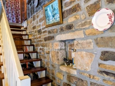 Maison traditionnelle en pierre avec dépendances dans hameau à LANVEOC (29)