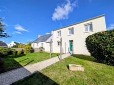 Maison en impasse, beaux volumes, rez de chaussée à aménager, grand garage, à GUIPAVAS (29)