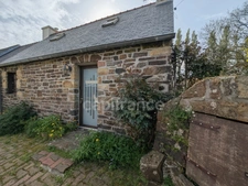 Maison traditionnelle en pierre avec dépendances dans hameau à LANVEOC (29)
