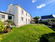 Maison en impasse, beaux volumes, rez de chaussée à aménager, grand garage, à GUIPAVAS (29)