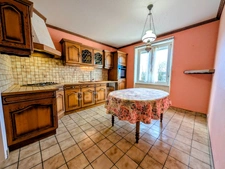 Maison en impasse dans quartier résidentiel, rez de chaussée à aménager, grand garage, à GUIPAVAS (29)