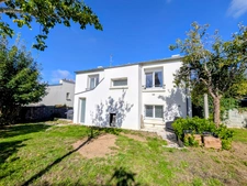 GUIPAVAS – Maison familiale non mitoyenne – 5 chambres – Rénovation complète – Écoles et commerces à pied
