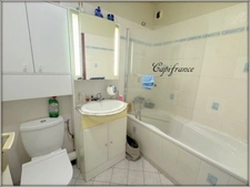 Appartement à vendre 3 pièces. Ascenseur. A coté de la gare RER + 1 place de stationnement