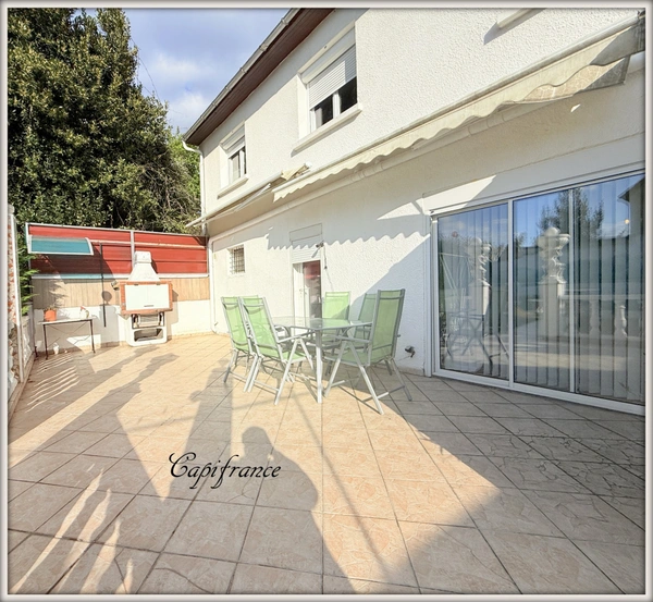 Maison à vendre 10 pièces divisible en 3 apts.  