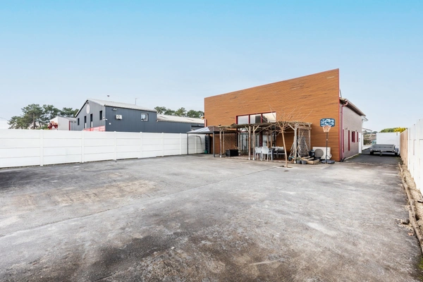 Gujan-Mestras – Local d’activité récent avec habitation indépendante