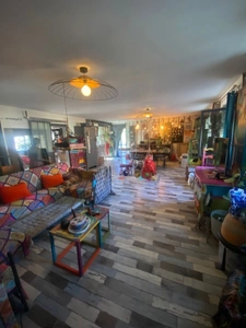 A ne pas manquer : Une maison haute en couleur dans un village pittoresque