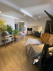A ne pas manquer : Une maison haute en couleur dans un village pittoresque