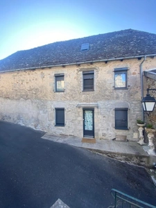 A ne pas manquer : Une maison haute en couleur dans un village pittoresque
