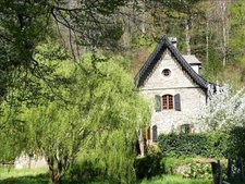 RARE:  Moulin auvergnat authentique au bord d'un ruisseau.