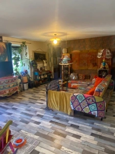 A ne pas manquer : Une maison haute en couleur dans un village pittoresque