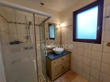 A vendre. Ensemble de 250m² à Tursac (24) avec maison d'habitation, gîte, piscine lagon sur près de 1,5 hectares de terrain en partie boisé. possibilité de création d'une auberge. Source. Géothermie