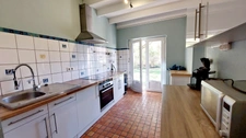 Maison au centre du village Prats du Périgord, 92m2, 4 pièces, 3 chambres, jardin, puits, grange avec fort potentiel.