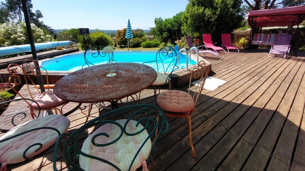 Maison de plain-pied rénovée avec piscine, terrasse couverte de 50 m² et chalet indépendant – Périgord Noir