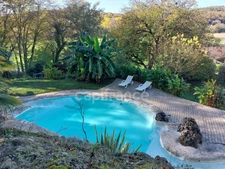 A vendre. Ensemble de 250m² à Tursac (24) avec maison d'habitation, gîte, piscine lagon sur près de 1,5 hectares de terrain en partie boisé. possibilité de création d'une auberge. Source. Géothermie
