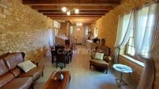 A vendre, maison de 364 m² entourée de plus de 2,5 hectares de terrain à Carsac-Aillac avec 3 gîtes meublés, une maison d'habitation et une piscine.
