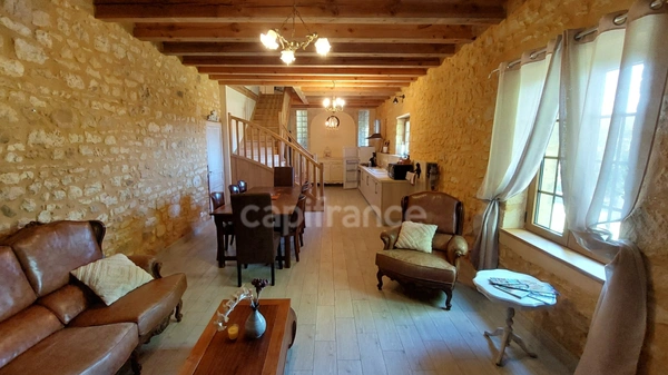 A vendre, maison de 364 m² entourée de plus de 2,5 hectares de terrain à Carsac-Aillac avec 3 gîtes meublés, une maison d'habitation et une piscine.