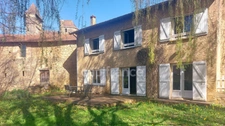 Maison au centre du village Prats du Périgord, 92m2, 4 pièces, 3 chambres, jardin, puits, grange avec fort potentiel.