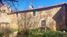 Maison au centre du village Prats du Périgord, 92m2, 4 pièces, 3 chambres, jardin, puits, grange avec fort potentiel.