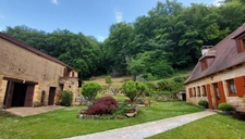 A vendre. Ensemble de 250m² à Tursac (24) avec maison d'habitation, gîte, piscine lagon sur près de 1,5 hectares de terrain en partie boisé. possibilité de création d'une auberge. Source. Géothermie
