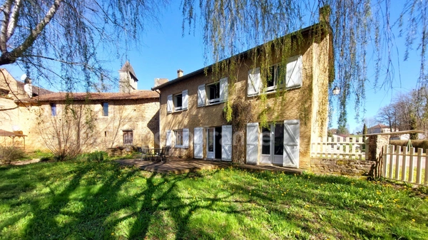 Maison au centre du village Prats du Périgord, 92m2, 4 pièces, 3 chambres, jardin, puits, grange avec fort potentiel.
