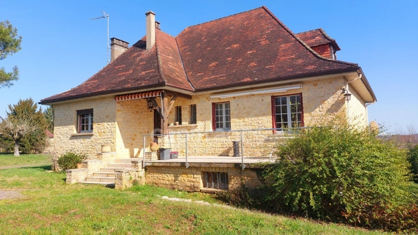 Maison familiale de 244m² à Belvès, 8 pièces, 5 chambres, avec vue dégagée et appartement spacieux indépendant, terrain de 3088m².