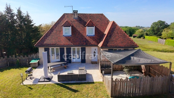 Maison à Salignac-Eyvigues, 155m², 7 pièces, 5 chambres, 5667m² de terrain, sans travaux, rentabilité, terrain en plus à bâtir.