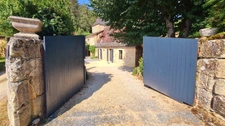 Exceptional stone house – 220 m² renovated – Saint-Cybranet – Fully equipped and furnished – Outbuildings