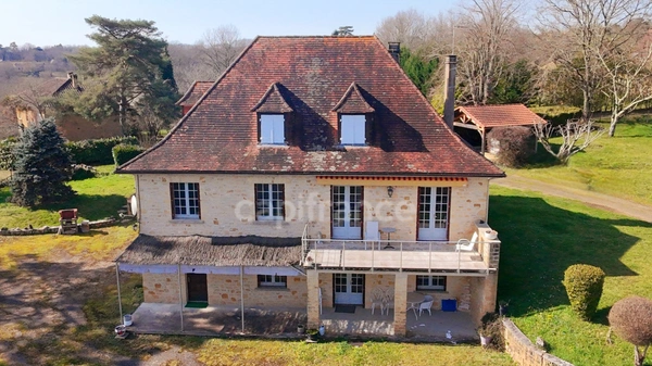 Maison familiale de 244m² à Belvès, 8 pièces, 5 chambres, avec vue dégagée et appartement spacieux indépendant, terrain de 3088m².