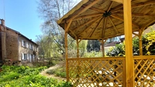 Maison au centre du village Prats du Périgord, 92m2, 4 pièces, 3 chambres, jardin, puits, grange avec fort potentiel.