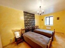 A vendre. Ensemble de 250m² à Tursac (24) avec maison d'habitation, gîte, piscine lagon sur près de 1,5 hectares de terrain en partie boisé. possibilité de création d'une auberge. Source. Géothermie