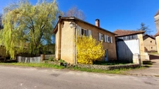 Maison au centre du village Prats du Périgord, 92m2, 4 pièces, 3 chambres, jardin, puits, grange avec fort potentiel.