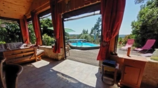 Maison de plain-pied rénovée avec piscine, terrasse couverte de 50 m² et chalet indépendant – Périgord Noir