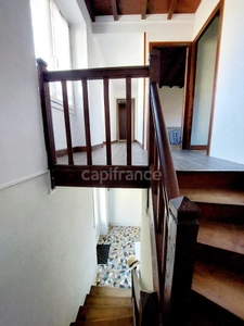 Maison au centre du village Prats du Périgord, 92m2, 4 pièces, 3 chambres, jardin, puits, grange avec fort potentiel.