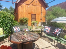 Maison de plain-pied rénovée avec piscine, terrasse couverte de 50 m² et chalet indépendant – Périgord Noir