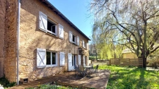 Maison au centre du village Prats du Périgord, 92m2, 4 pièces, 3 chambres, jardin, puits, grange avec fort potentiel.
