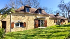 Maison en pierres à Coux et Bigaroque 150m² avec 6 pièces, 3 chambres, 2 garages et atelier, terrain de 5577m², sans vis à vis au coeur de la nature.