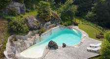 A vendre. Ensemble de 250m² à Tursac (24) avec maison d'habitation, gîte, piscine lagon sur près de 1,5 hectares de terrain en partie boisé. possibilité de création d'une auberge. Source. Géothermie