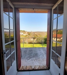 Maison familiale de 244m² à Belvès, 8 pièces, 5 chambres, avec vue dégagée et appartement spacieux indépendant, terrain de 3088m².