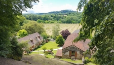 A vendre. Ensemble de 250m² à Tursac (24) avec maison d'habitation, gîte, piscine lagon sur près de 1,5 hectares de terrain en partie boisé. possibilité de création d'une auberge. Source. Géothermie