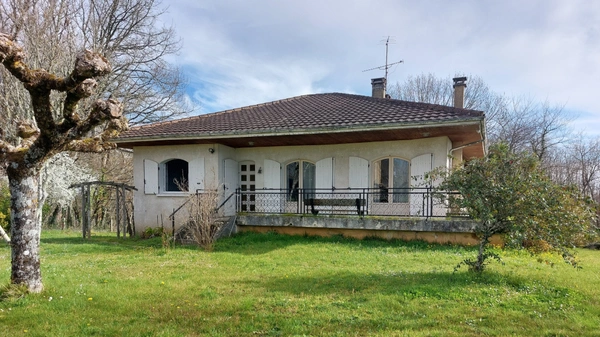 Maison 5 pièces 91 m² avec 3 chambres, sous-sol intégral, 2 garages et fort potentiel à Siorac-en-Périgord, au calme proche Dordogne