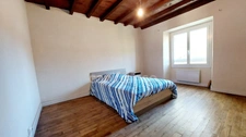 Maison au centre du village Prats du Périgord, 92m2, 4 pièces, 3 chambres, jardin, puits, grange avec fort potentiel.