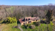 Maison en pierres à Coux et Bigaroque 150m² avec 6 pièces, 3 chambres, 2 garages et atelier, terrain de 5577m², sans vis à vis au coeur de la nature.