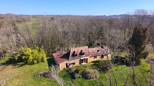 Maison en pierres à Coux et Bigaroque 150m² avec 6 pièces, 3 chambres, 2 garages et atelier, terrain de 5577m², sans vis à vis au coeur de la nature.